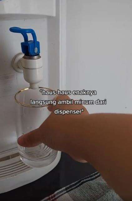 Jijik banget, ambil air putih dari dispenser yang jadi sarang kecoak.