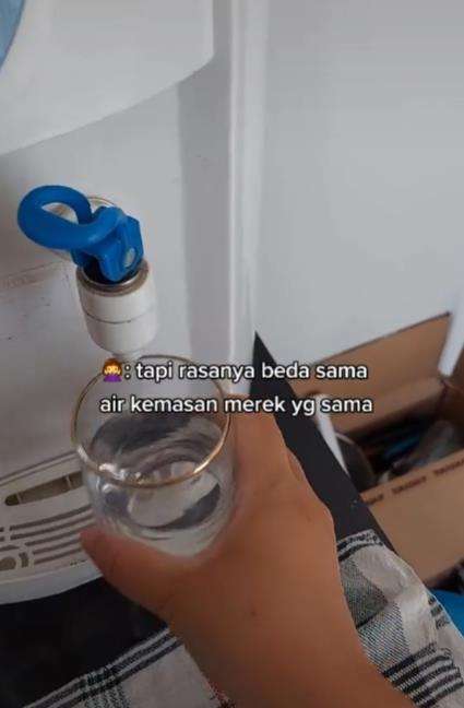 Jijik banget, ambil air putih dari dispenser yang jadi sarang kecoak.