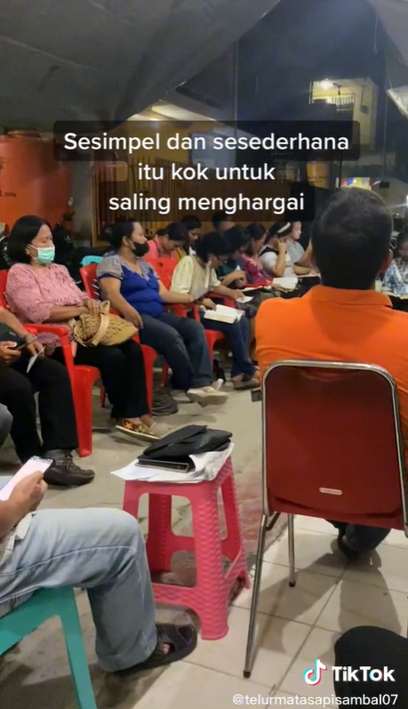 Remaja Muslim Ini Tuntun Motor saat Lewati Umat Kristen yang Beribadah di Rumah