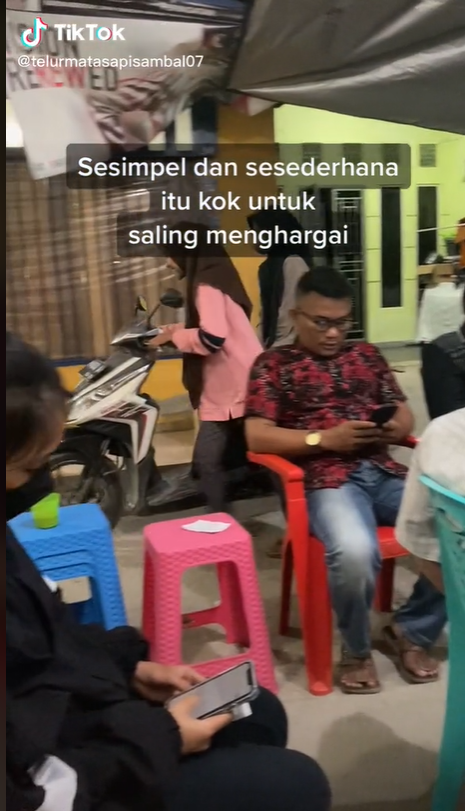 Remaja Muslim Ini Tuntun Motor saat Lewati Umat Kristen yang Beribadah di Rumah