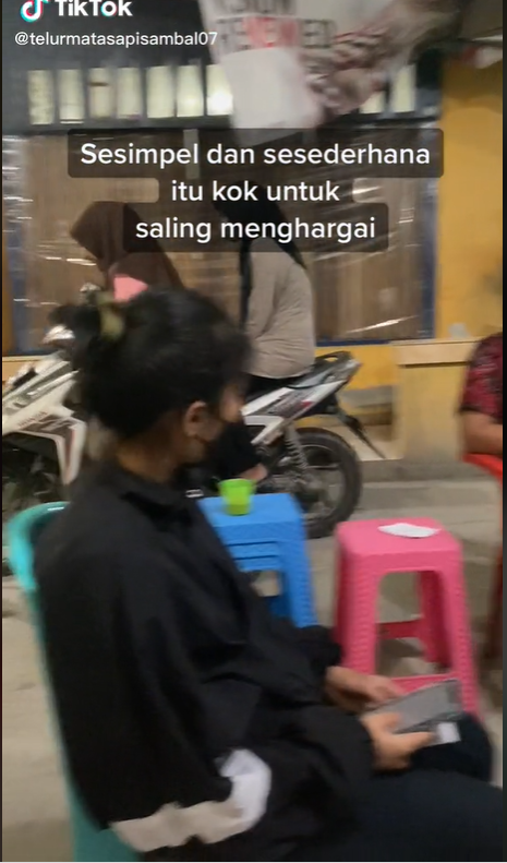 Remaja Muslim Ini Tuntun Motor saat Lewati Umat Kristen yang Beribadah di Rumah