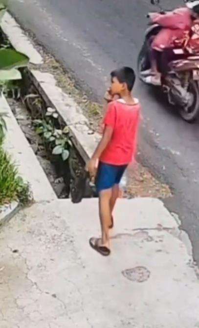 Momen apes bocah nyemplung selokan.