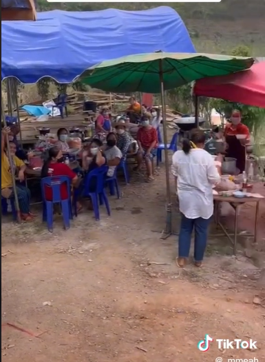 Dikira Warung, Turis Masuk Rumah Warga dan Minta Makan, Ternyata Orang Lagi Hajatan