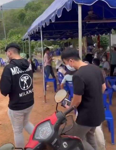 Dikira Warung, Turis Masuk Rumah Warga dan Minta Makan, Ternyata Orang Lagi Hajatan