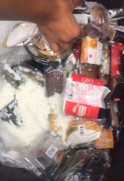 Dua pemuda makan dari tempat sampah.