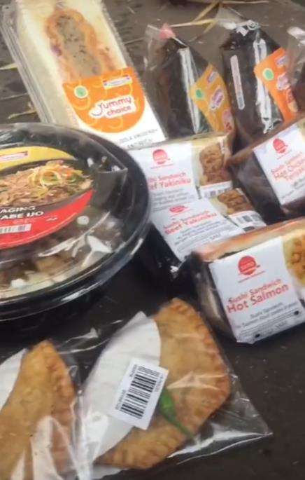 Dua pemuda makan dari tempat sampah.