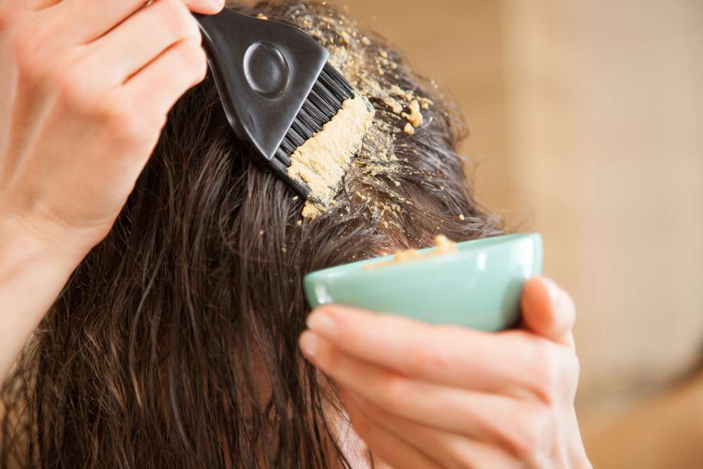 Memakai Masker Rambut
