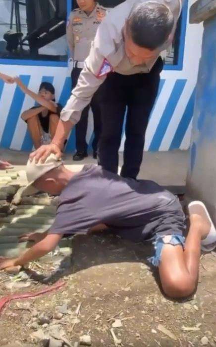 Takut ditilang bocah pura-pura kesurupan siluman macan.