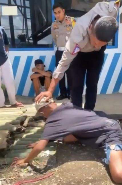 Takut ditilang bocah pura-pura kesurupan siluman macan.