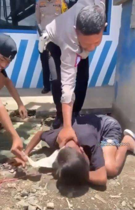 Takut ditilang bocah pura-pura kesurupan siluman macan.
