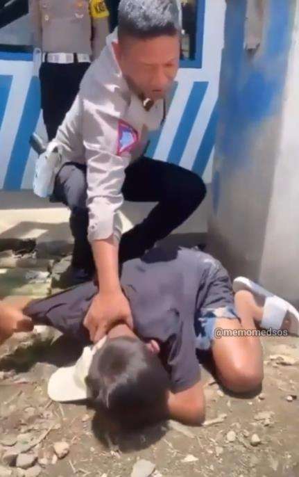 Takut ditilang bocah pura-pura kesurupan siluman macan.