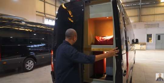 Potret Mobil Mewah Mercedes benz Sprinter Disulap Seperti Jet Pribadi.