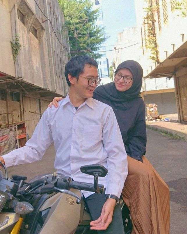 Kenal Lewat Medsos, Bule Rusia Ini Nekat Kabur dari Negaranya Demi Nikahi Pria Bandung