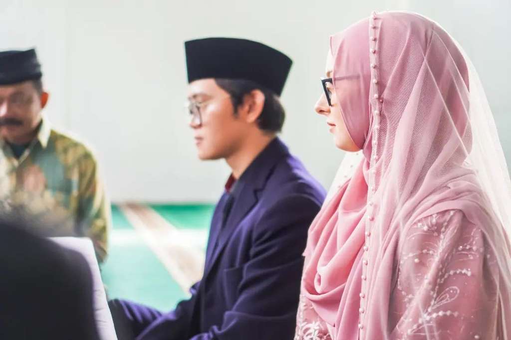 Kenal Lewat Medsos, Bule Rusia Ini Nekat Kabur dari Negaranya Demi Nikahi Pria Bandung