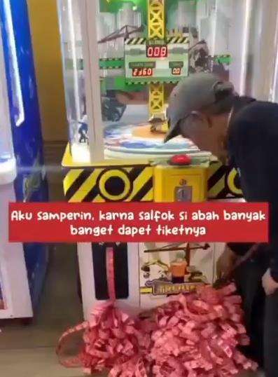 Kakek hobi main game dingdong.