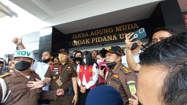 Penampakan Putri Candrawathi di Kejagung