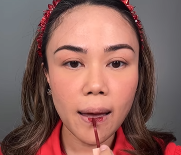 Memakai Lipstik