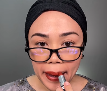 Memakai Lipstik