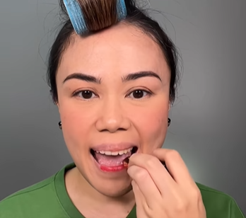 Memakai Lipstik