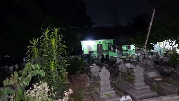 Seram rumah ibu ini berada di tengah kuburan.
