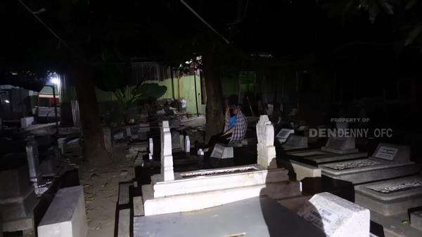 Seram rumah ibu ini berada di tengah kuburan.