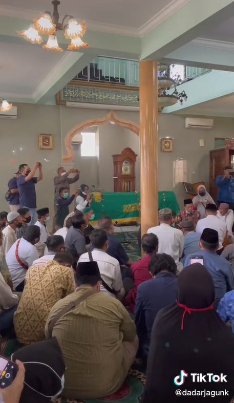 Kisah Haru Pengantin Ijab Kabul di Samping Jenazah Ayahnya