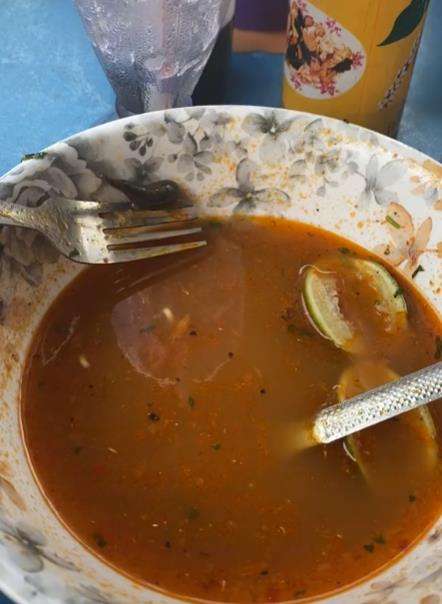 Ngeri, makan mie habis semangkuk, baru tahu ada pacet tenggelam di kuahnya.