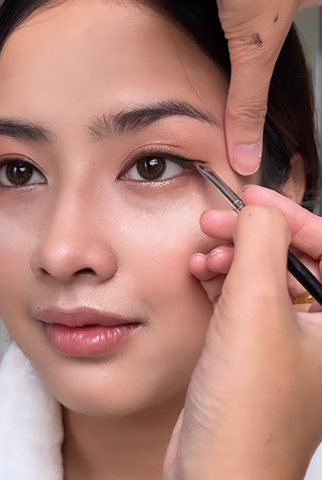 Memakai Eyeliner