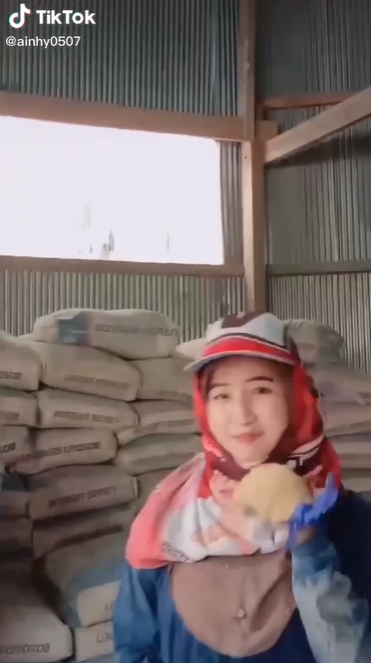 Kisah Mahasiswa Cantik di Makassar Jadi Kuli Angkut