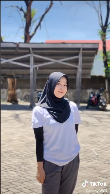 Kisah Mahasiswa Cantik di Makassar Jadi Kuli Angkut