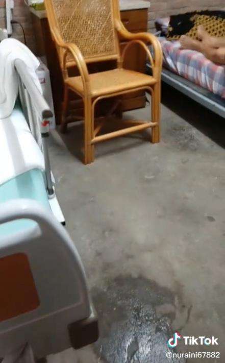 Rumah berdinding bata merah dikira di Indonesia.