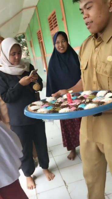 Siswa SD banyak tingkah saat dirayakan ultahnya.