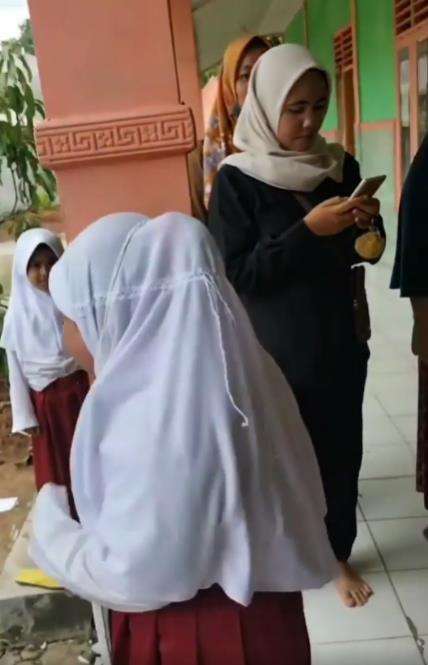 Siswa SD banyak tingkah saat dirayakan ultahnya.