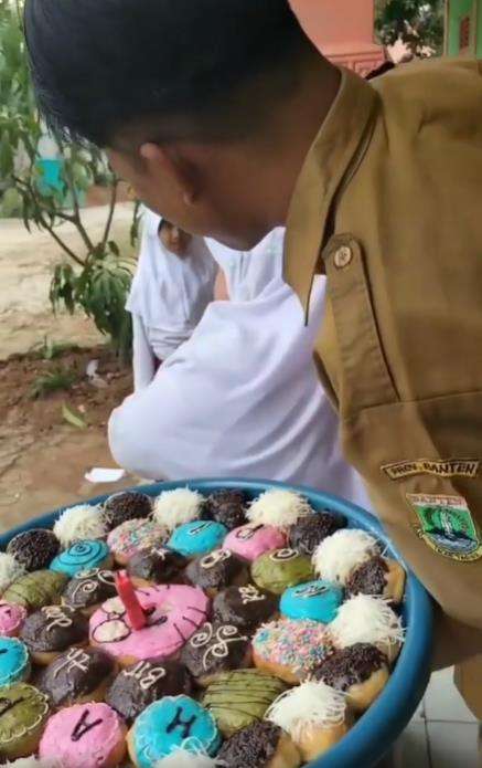 Siswa SD banyak tingkah saat dirayakan ultahnya.