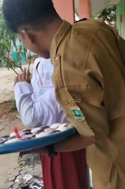 Siswa SD banyak tingkah saat dirayakan ultahnya.