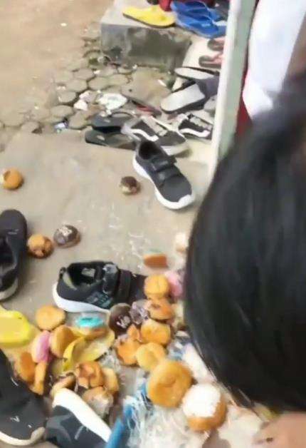 Siswa SD banyak tingkah saat dirayakan ultahnya.