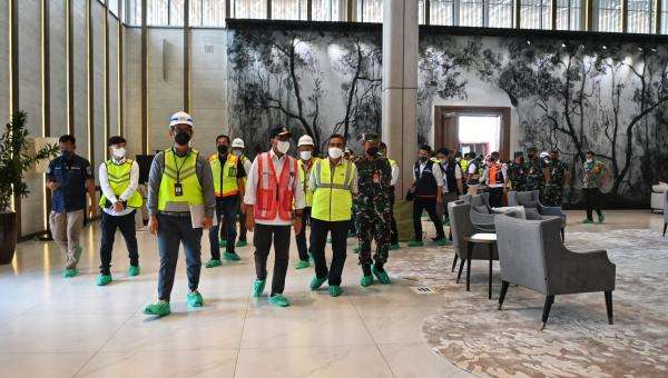Menhub saat melakukan tinjauan ke Bandara Halim, Sabtu, 10 September 2022.