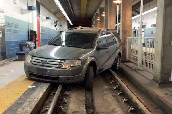 Deretan foto absurd kendaraan tersangkut di lokasi tak lazim.