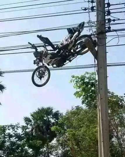 Deretan foto absurd kendaraan tersangkut di lokasi tak lazim.