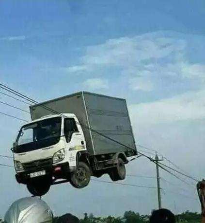 Deretan foto absurd kendaraan tersangkut di lokasi tak lazim.