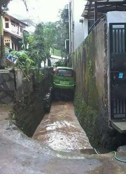 Deretan foto absurd kendaraan tersangkut di lokasi tak lazim.