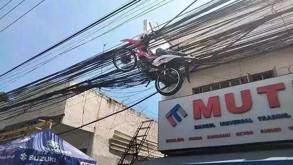 Deretan foto absurd kendaraan tersangkut di lokasi tak lazim.