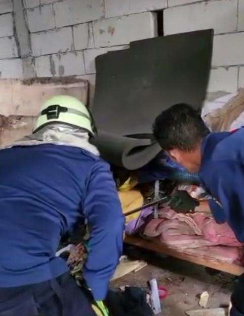 Penemuan ular piton raksasa di tumpukan kain tempat sablon.