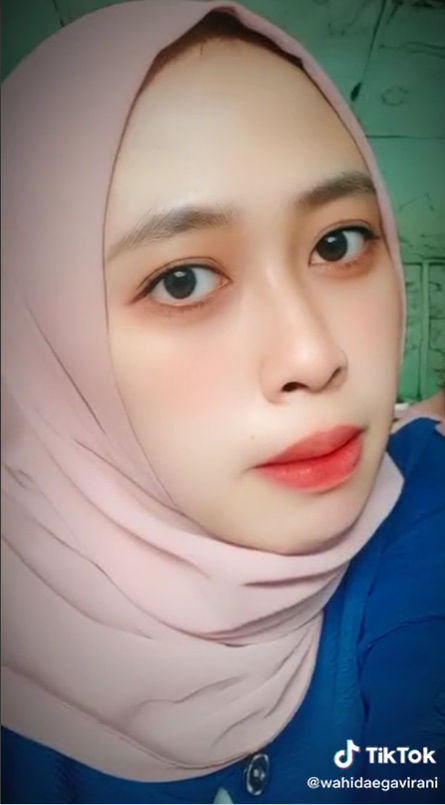 Gadis Ini Pamer Foto KTP Miliknya, Warganet Sedih Sekaligus Ngakak