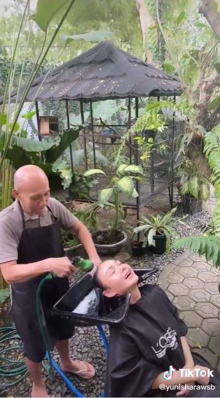 Yuni Shara nyalon di kebun halaman rumahnya