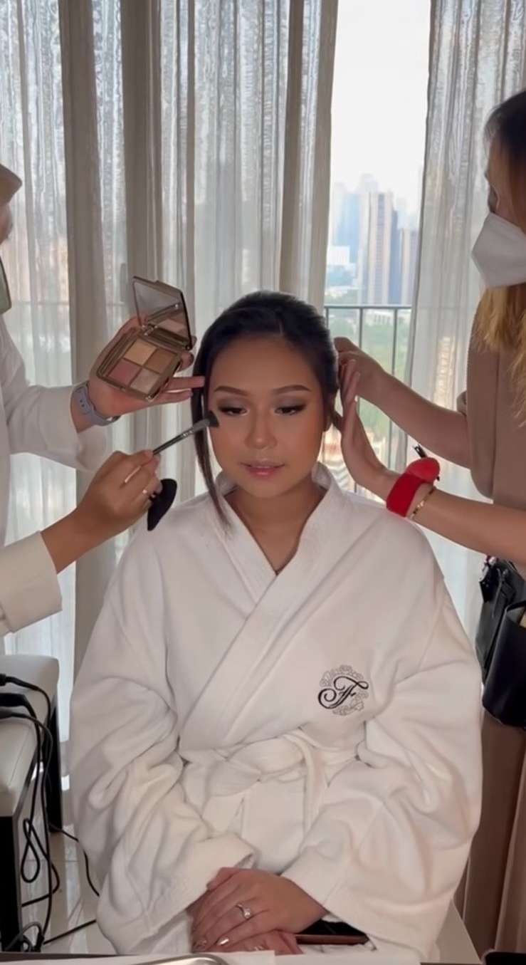 Proses Merias Wajah Sisca Kohl di Acara Kalungan
