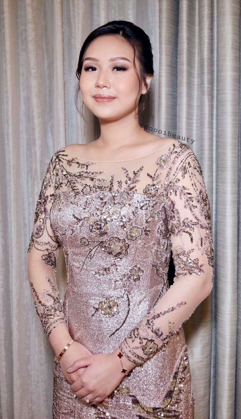 Riasan Wajah Sisca Kohl Saat Acara Kalungan