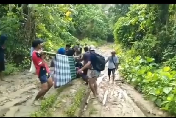 Wanita Ini Ditandu ke Rumah Sakit, Sempat Terjatuh karena Jalan Berlumpur