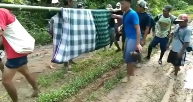 Wanita Ini Ditandu ke Rumah Sakit, Sempat Terjatuh karena Jalan Berlumpur