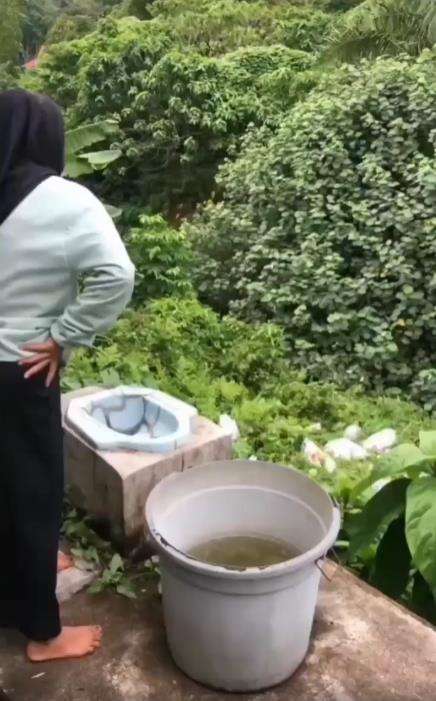 Heboh kloset jongkok di atas bukit, bawahnya jurang.
